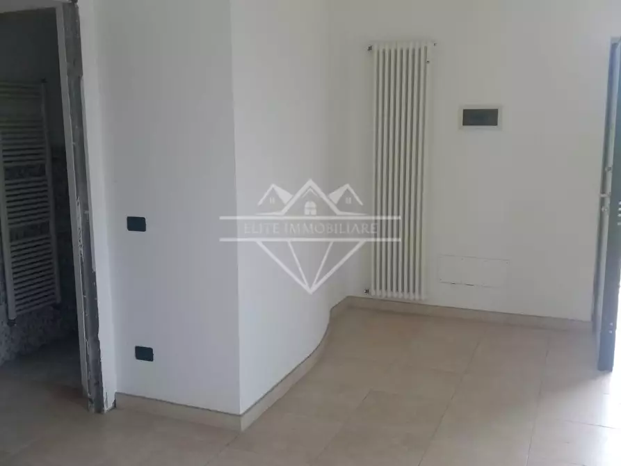 Immagine 11 di Villetta a schiera in vendita  a Carrara