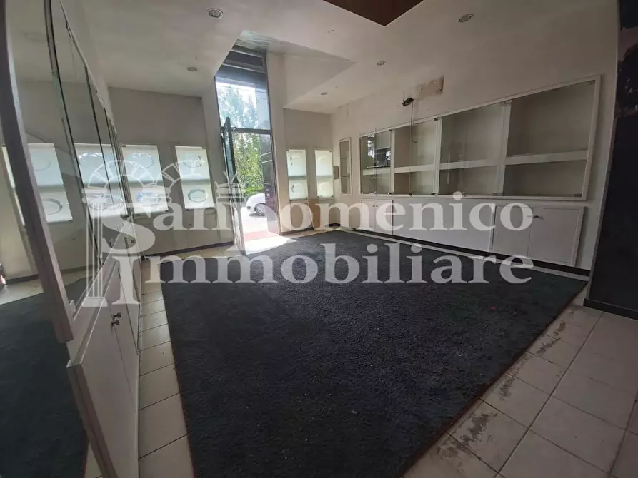 Immagine 2 di Locale commerciale in affitto  a Calcinaia