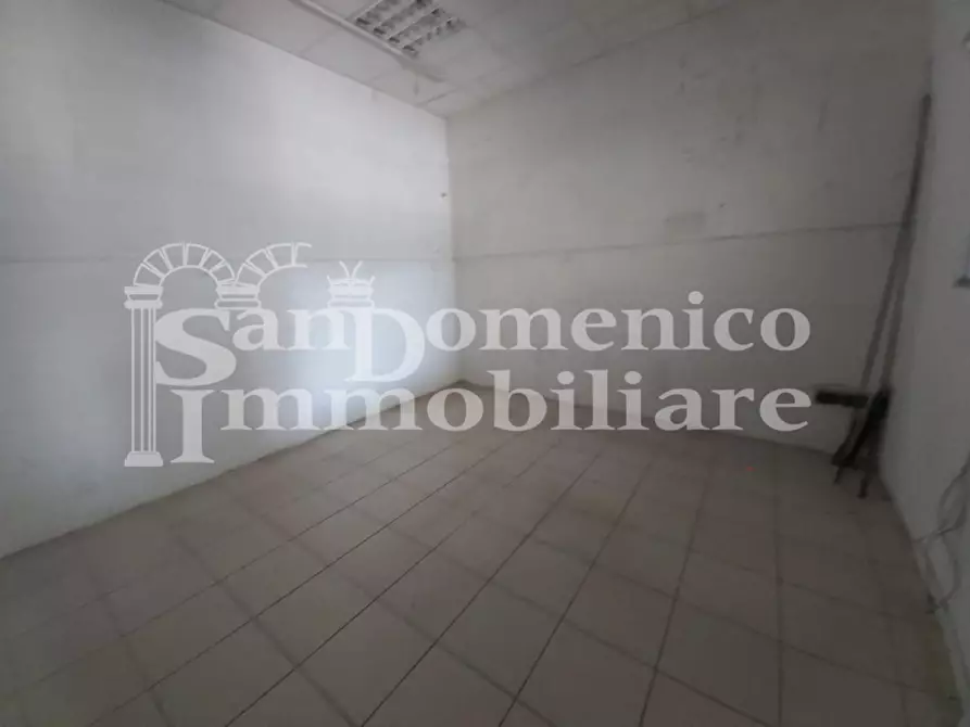 Immagine 3 di Locale commerciale in affitto  a Calcinaia