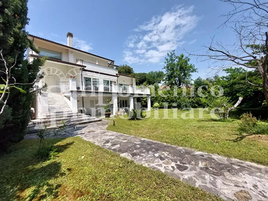 Immagine 4 di Villa in vendita  a Pisa