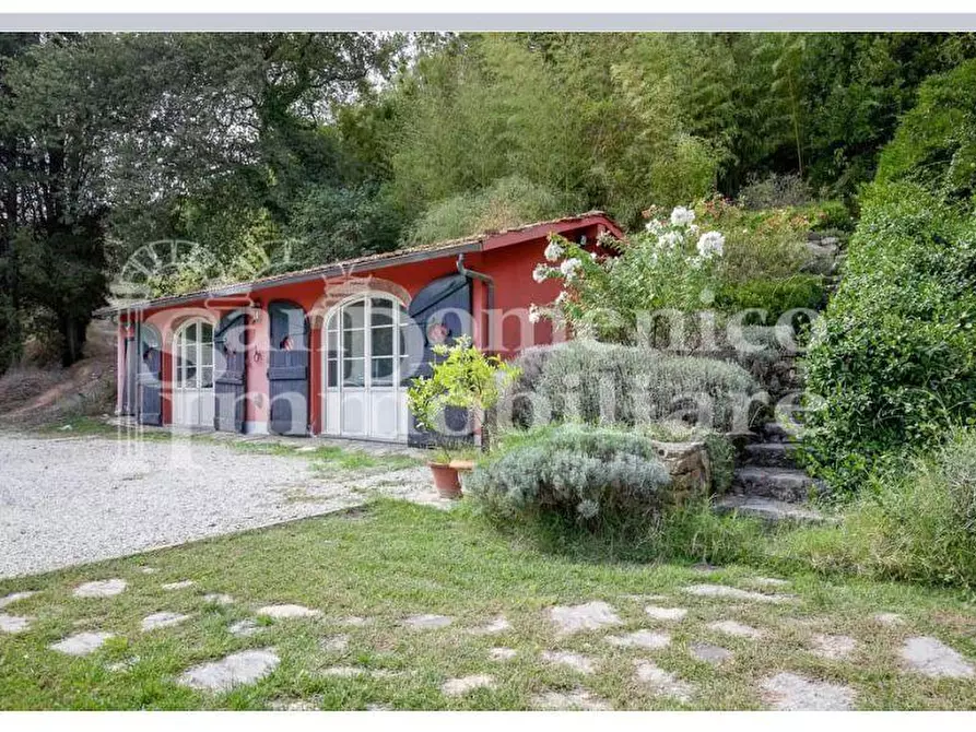Immagine 2 di Villa in vendita  a Lucca