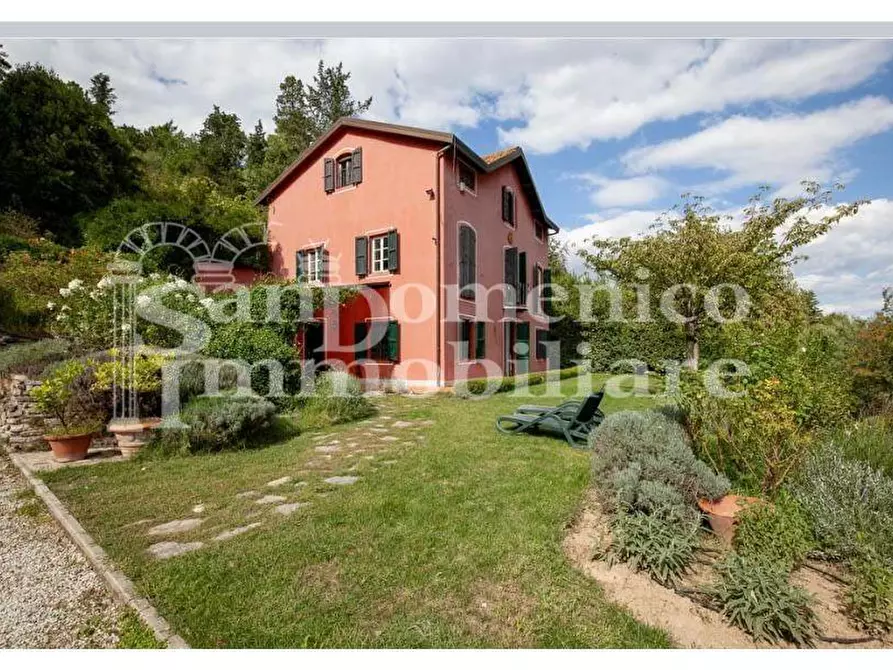 Immagine 1 di Villa in vendita  a Lucca