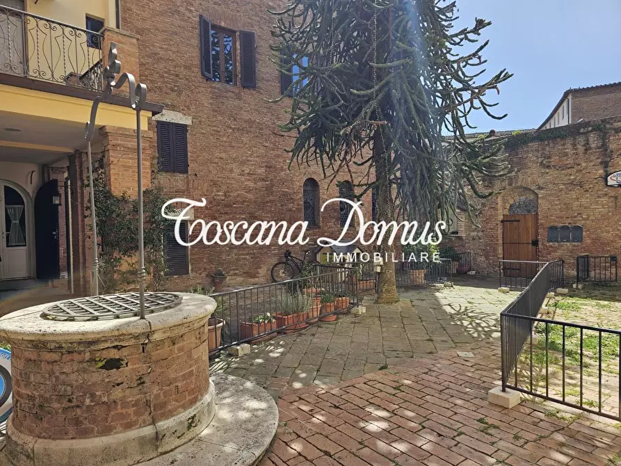 Immagine 38 di Appartamento in vendita  a Siena