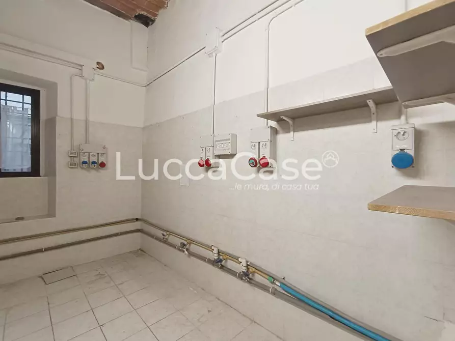 Immagine 12 di Locale commerciale in vendita  a Pisa