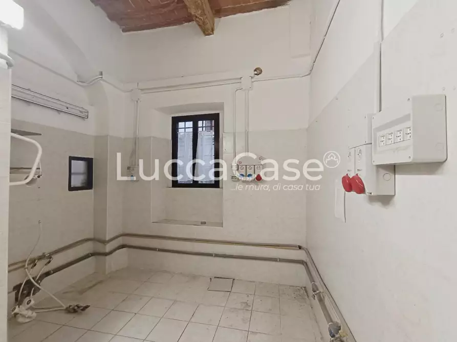 Immagine 11 di Locale commerciale in vendita  a Pisa