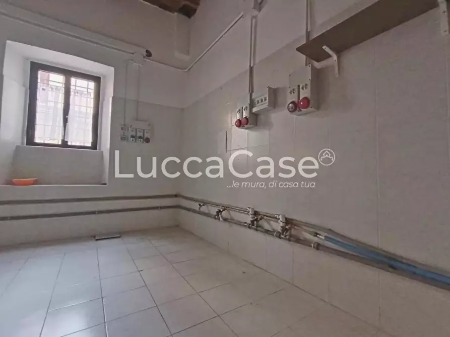 Immagine 10 di Locale commerciale in vendita  a Pisa