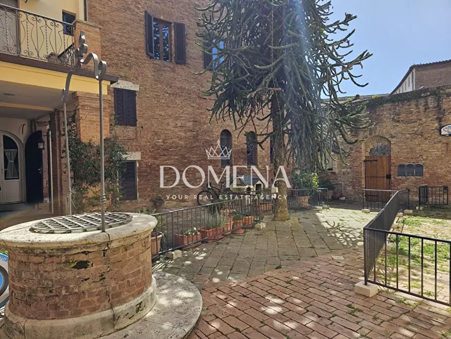 Immagine 38 di Appartamento in vendita  a Siena