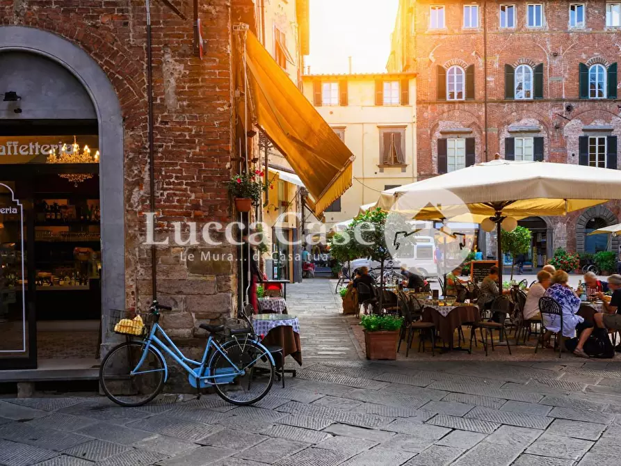 Immagine 1 di Locale commerciale in affitto  a Lucca