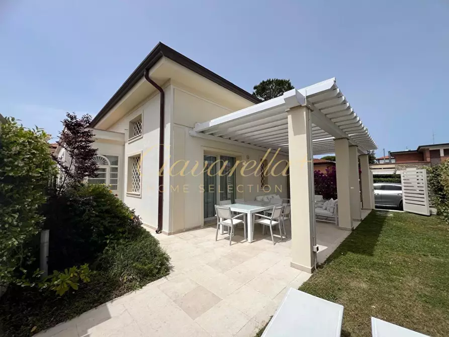 Immagine 1 di Villa in affitto  a Forte Dei Marmi