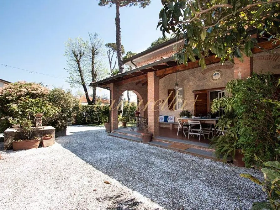 Immagine 2 di Villa in affitto  a Forte Dei Marmi