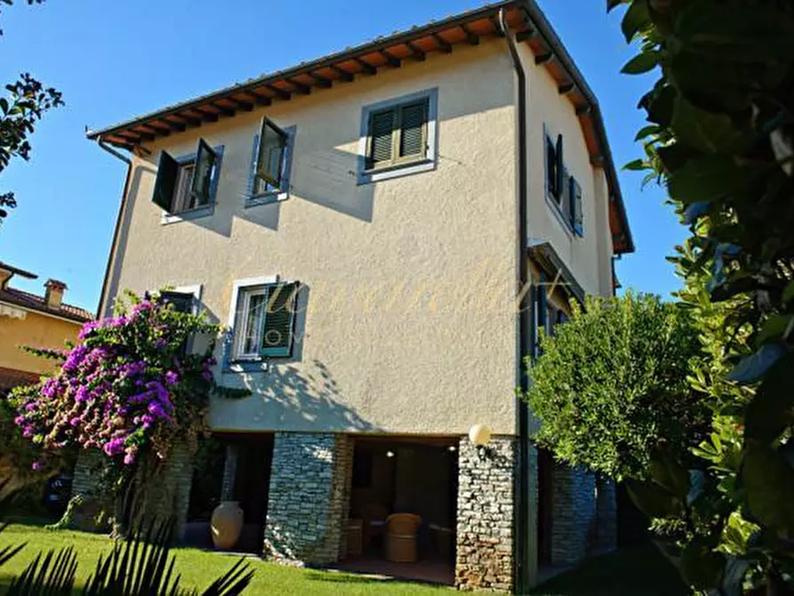 Immagine 2 di Villa in vendita  a Forte Dei Marmi