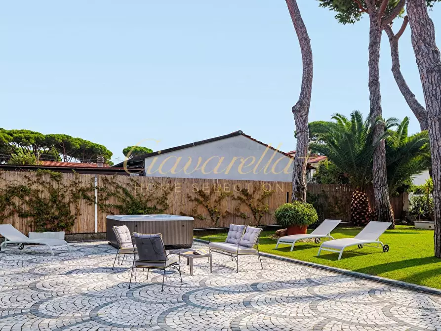 Immagine 3 di Villa in vendita  a Forte Dei Marmi