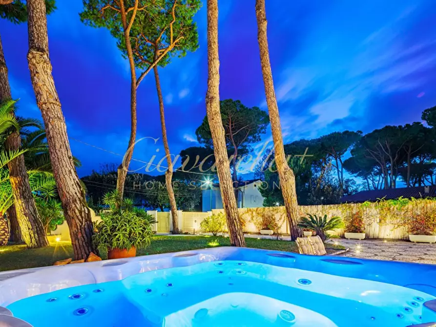 Immagine 10 di Villa in vendita  a Forte Dei Marmi