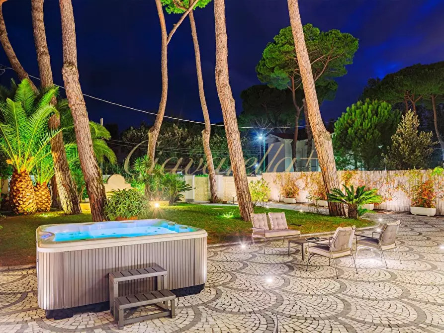 Immagine 14 di Villa in vendita  a Forte Dei Marmi