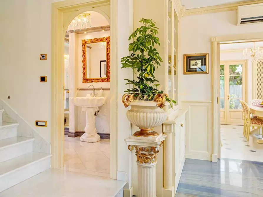 Immagine 34 di Villa in vendita  a Forte Dei Marmi