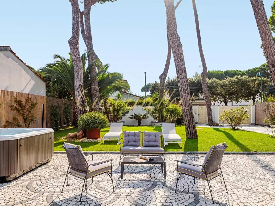 Immagine 11 di Villa in vendita  a Forte Dei Marmi