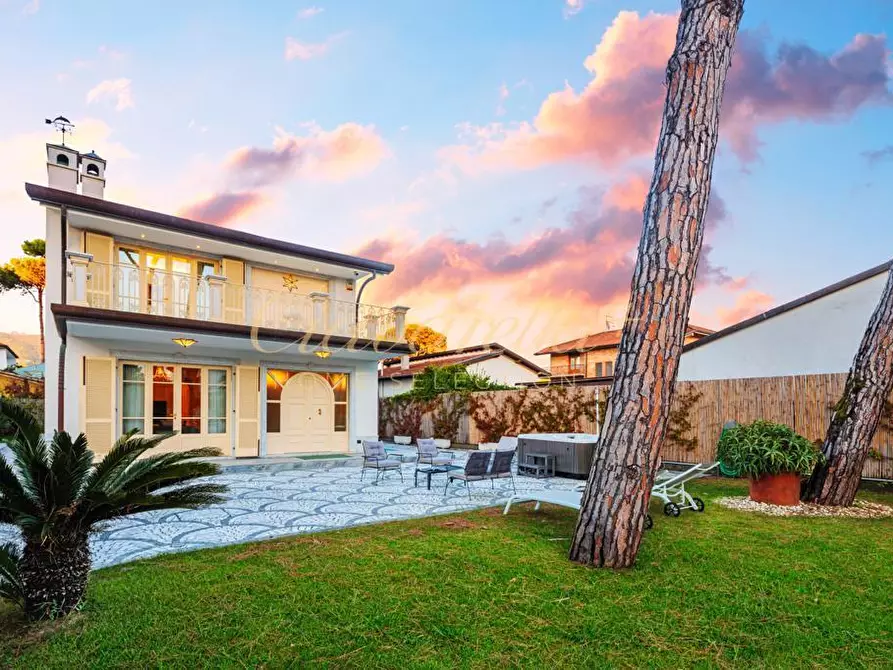 Immagine 26 di Villa in vendita  a Forte Dei Marmi