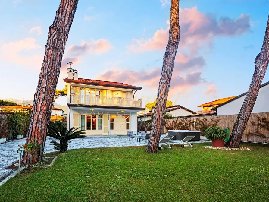 Immagine 4 di Villa in vendita  a Forte Dei Marmi