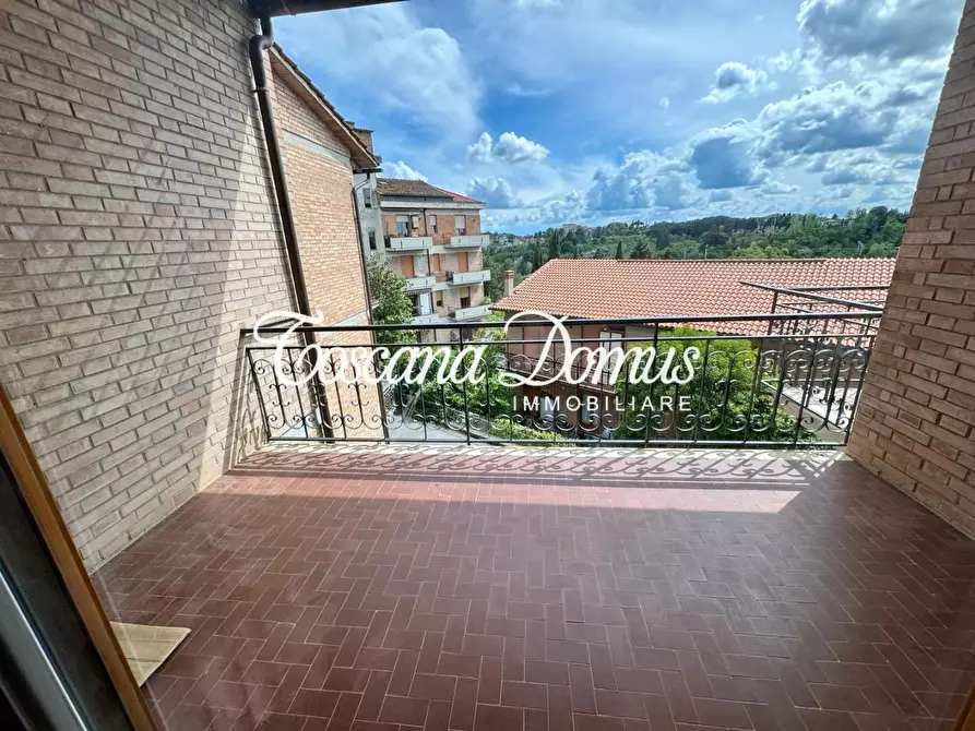 Immagine 4 di Appartamento in vendita  a Siena