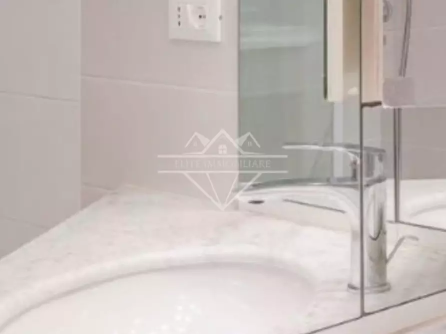 Immagine 11 di Mansarda in vendita  a Carrara