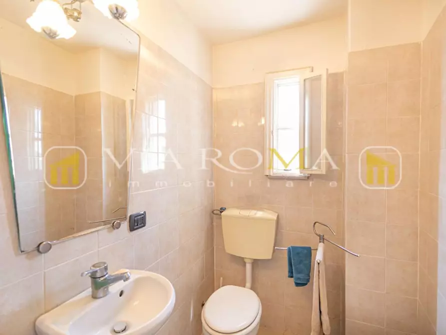 Immagine 17 di Appartamento in vendita  a Lucca