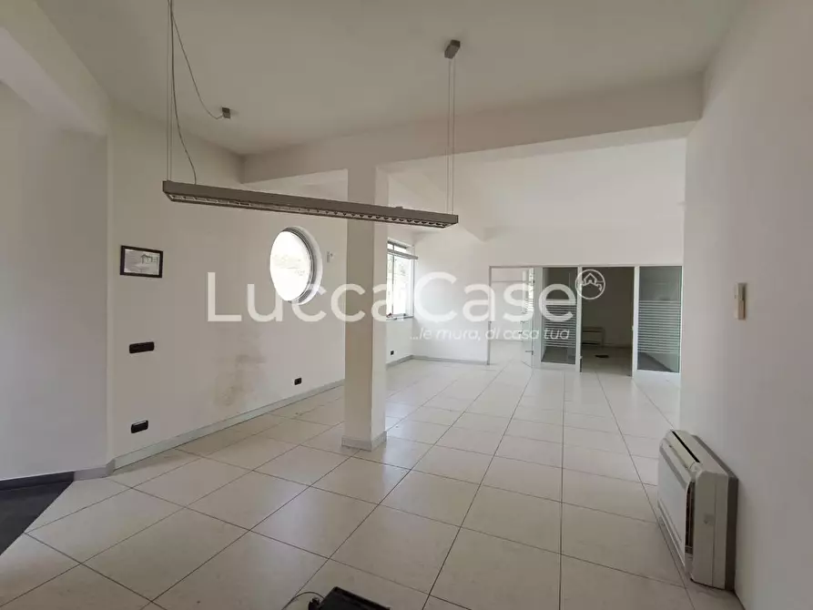 Immagine 16 di Negozio in affitto  a Capannori