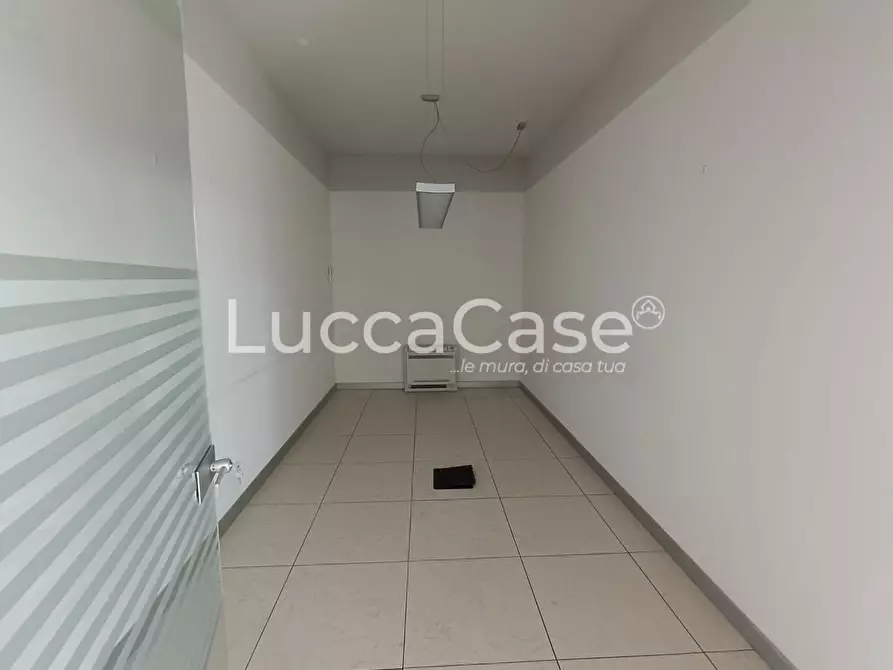 Immagine 7 di Negozio in affitto  a Capannori