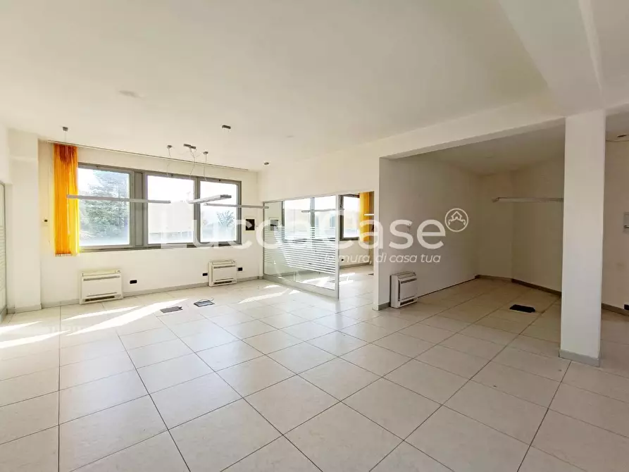 Immagine 8 di Negozio in affitto  a Capannori