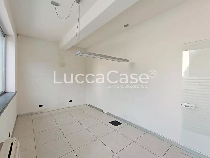 Immagine 14 di Negozio in affitto  a Capannori