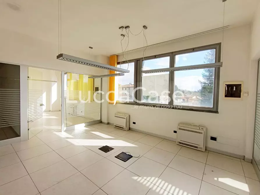 Immagine 10 di Negozio in affitto  a Capannori