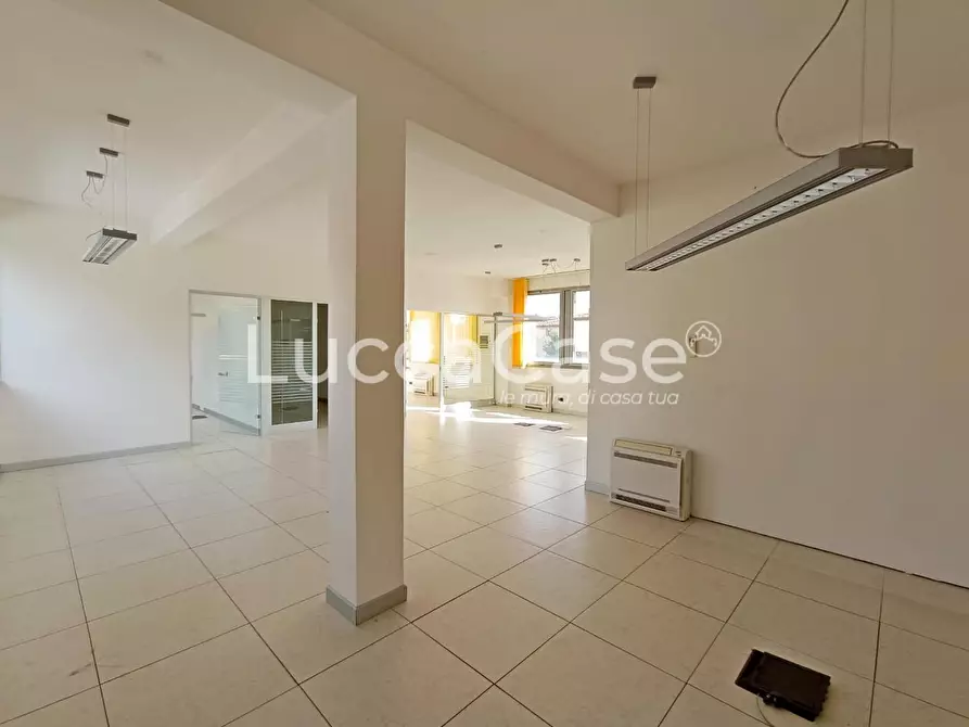 Immagine 13 di Negozio in affitto  a Capannori