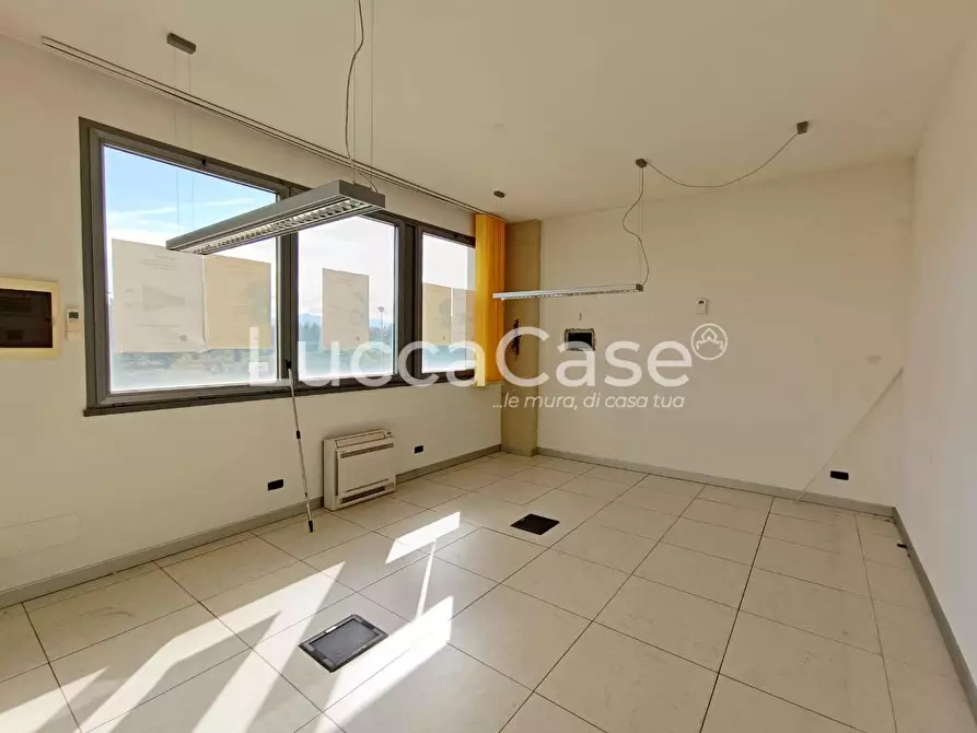 Immagine 12 di Negozio in affitto  a Capannori