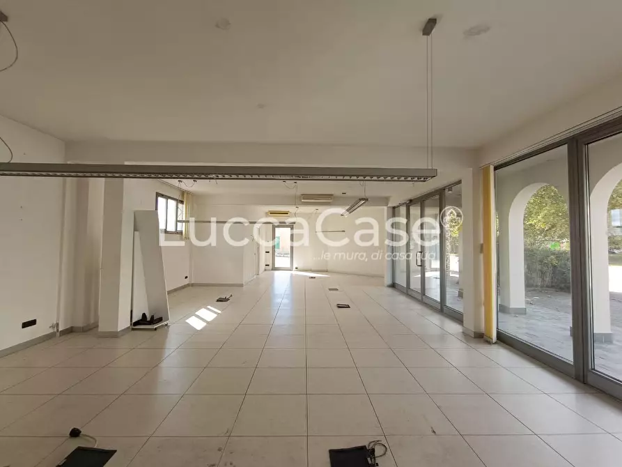 Immagine 17 di Negozio in affitto  a Capannori