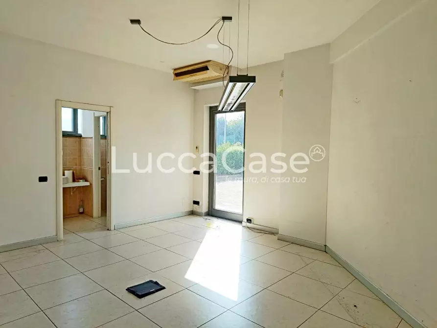 Immagine 3 di Negozio in affitto  a Capannori