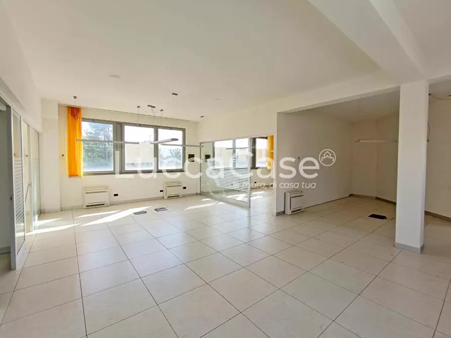 Immagine 11 di Negozio in affitto  a Capannori