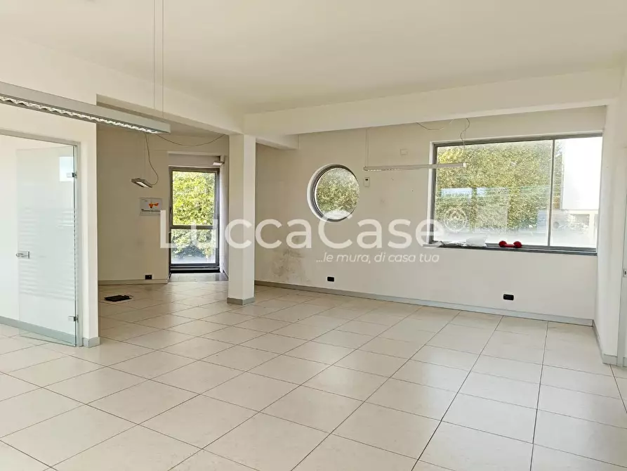 Immagine 5 di Negozio in affitto  a Capannori