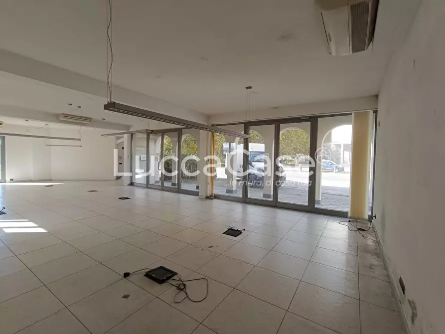 Immagine 4 di Negozio in affitto  a Capannori