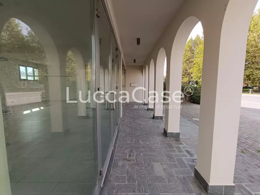 Immagine 20 di Negozio in affitto  a Capannori