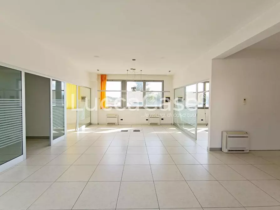 Immagine 15 di Negozio in affitto  a Capannori