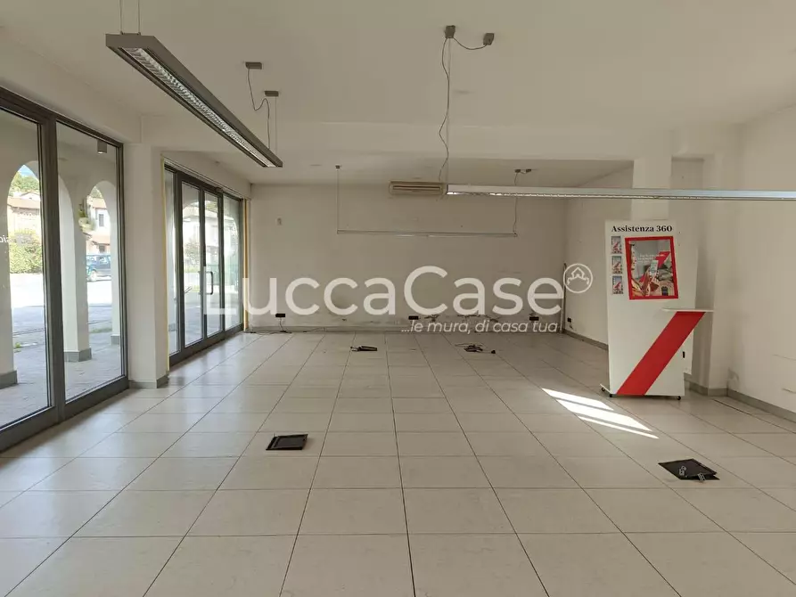 Immagine 2 di Negozio in affitto  a Capannori