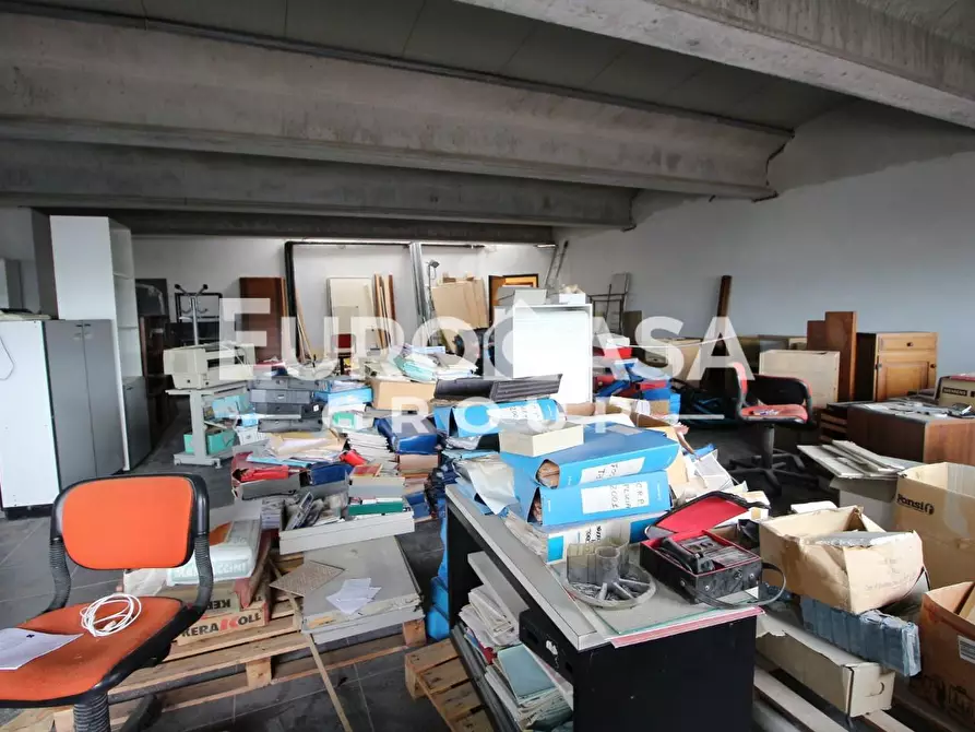 Immagine 14 di Ufficio in vendita  a Lucca