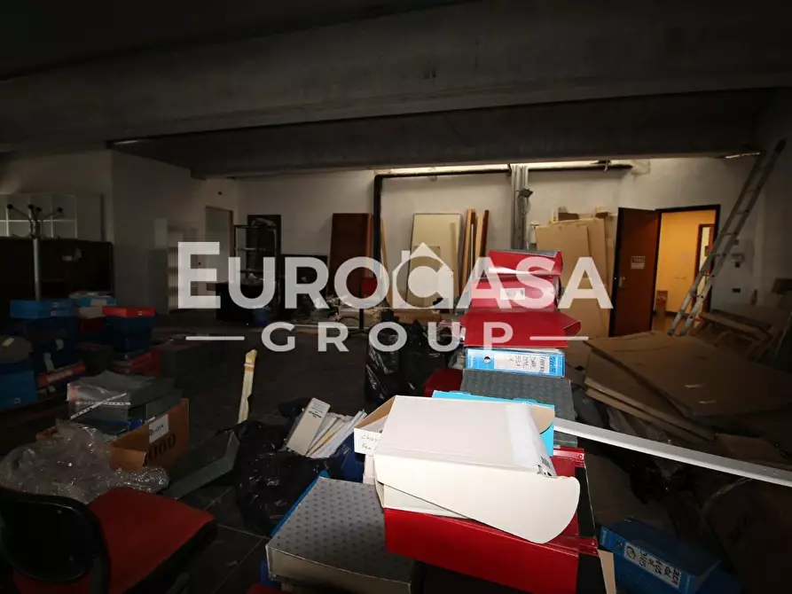 Immagine 25 di Ufficio in vendita  a Lucca