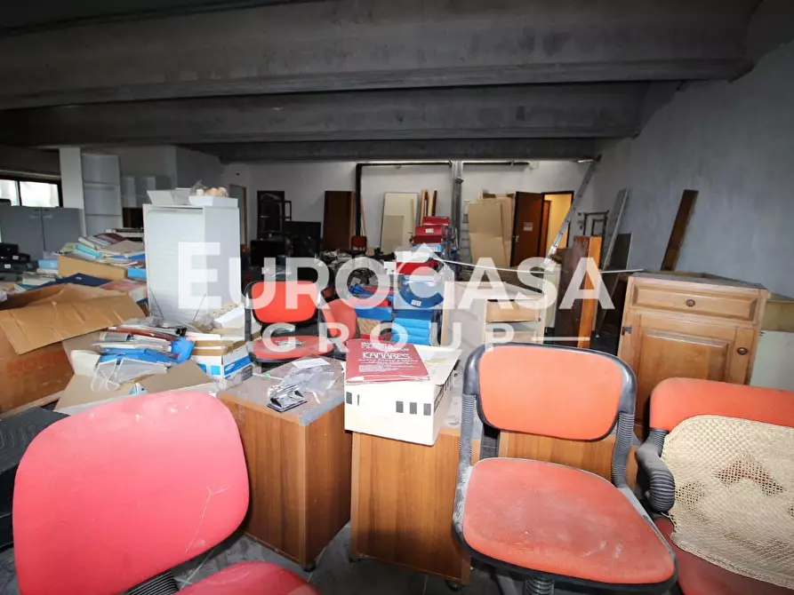 Immagine 23 di Ufficio in vendita  a Lucca