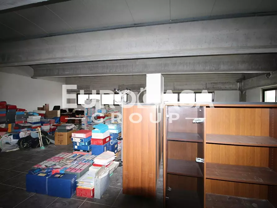 Immagine 13 di Ufficio in vendita  a Lucca