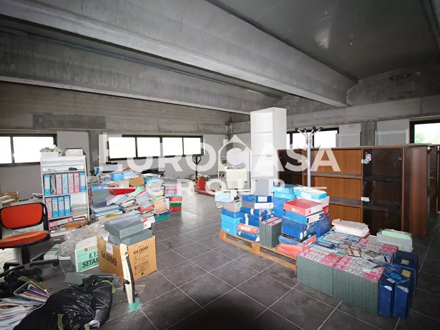 Immagine 9 di Ufficio in vendita  a Lucca