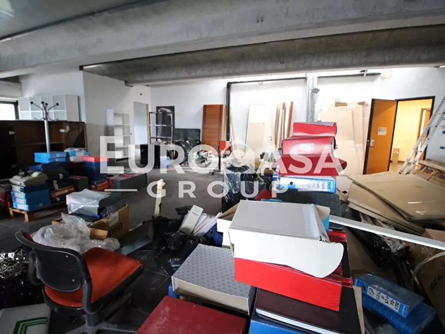 Immagine 26 di Ufficio in vendita  a Lucca
