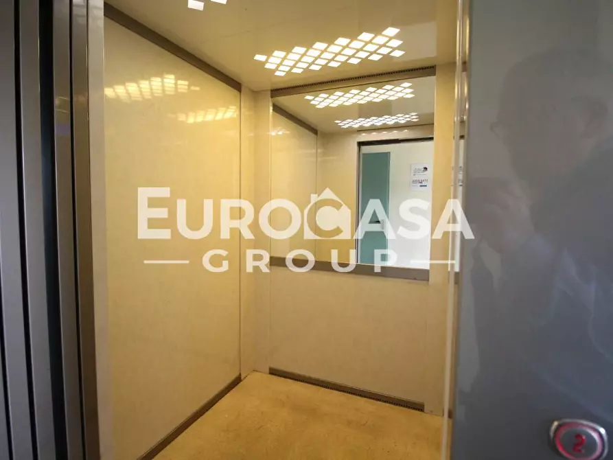 Immagine 3 di Ufficio in vendita  a Lucca