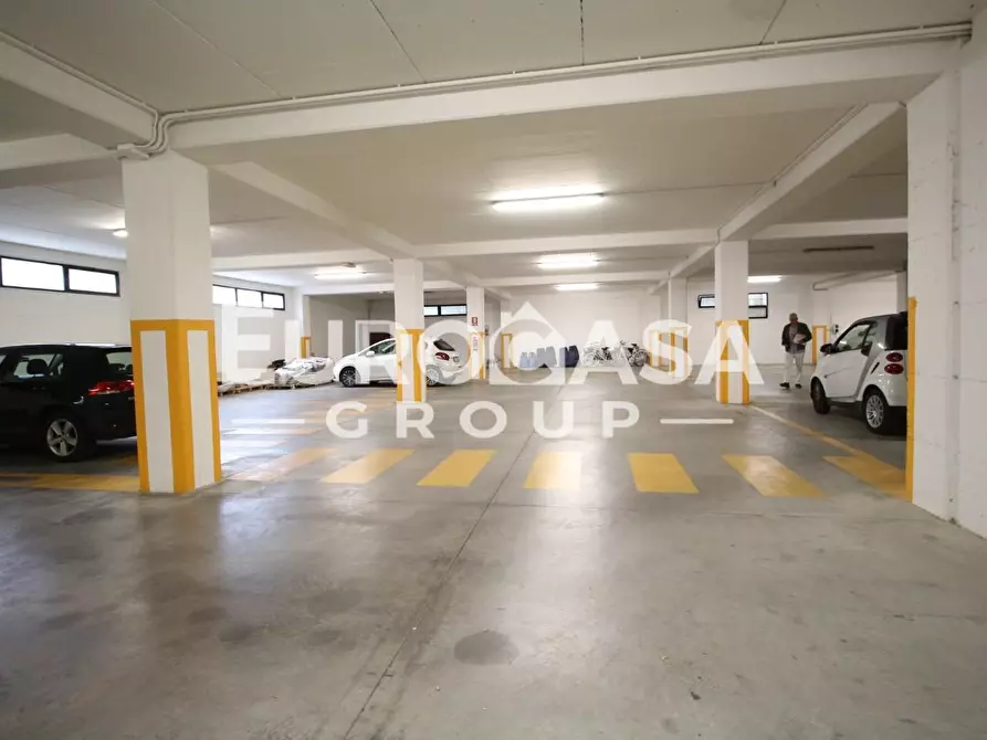 Immagine 32 di Ufficio in vendita  a Lucca