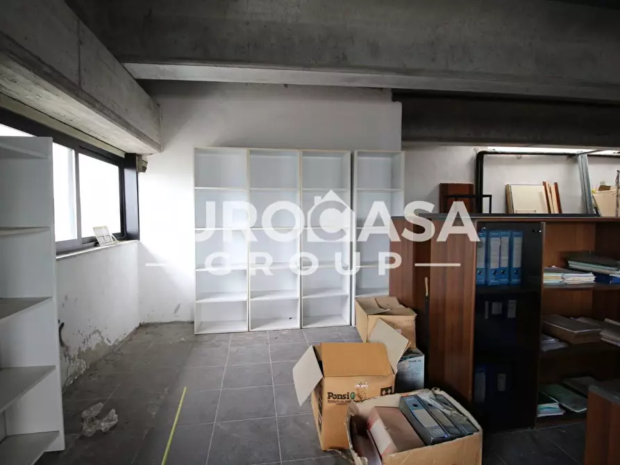 Immagine 16 di Ufficio in vendita  a Lucca