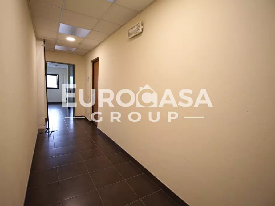 Immagine 2 di Ufficio in vendita  a Lucca